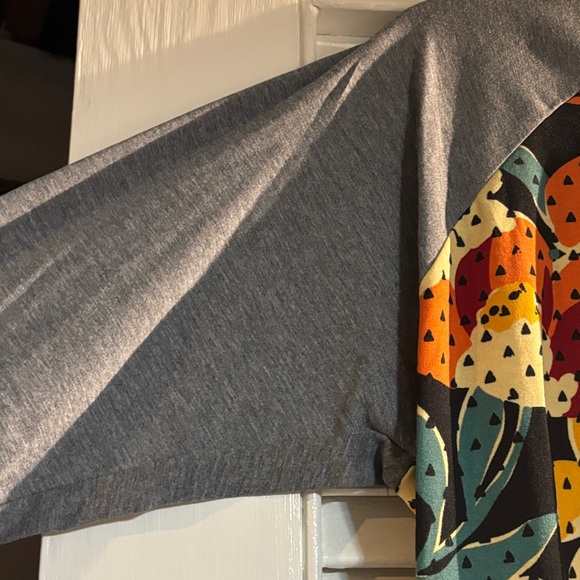 Lula Roe Randy Floral Raglan Sleeve Top - Picture 2 of 6